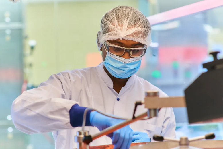 Cientista realizando pesquisa