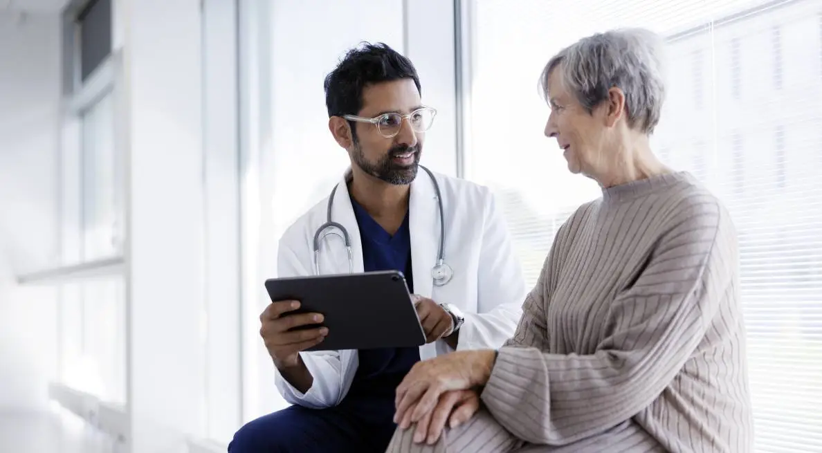 Médico consultando paciente