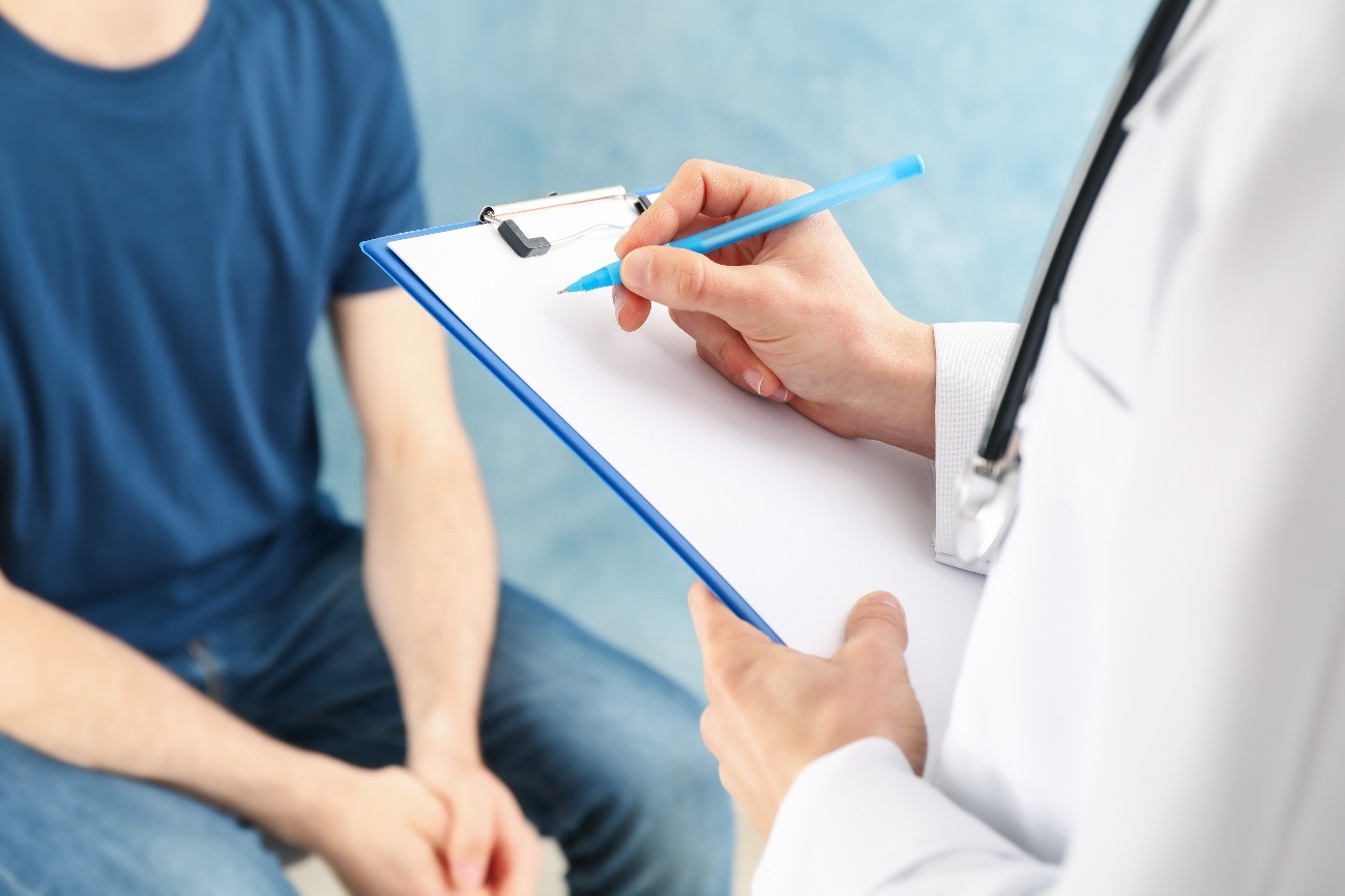 Médico receitando
